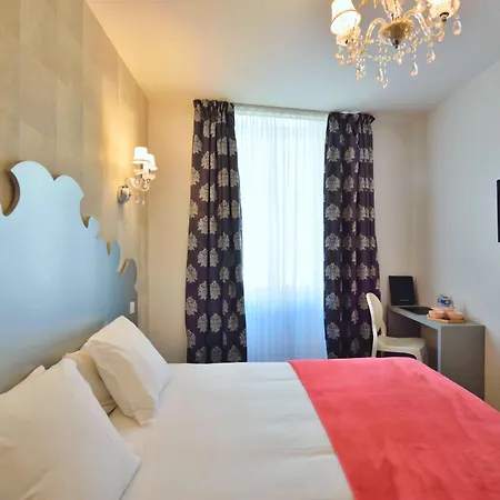 La Promenade Hotel