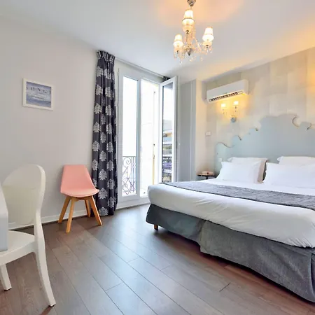 La Promenade Hotel