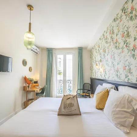 La Promenade Hotel